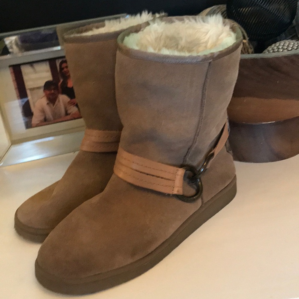 Guess Soft Ankle Boots used S7. Warm, cozy & cute!